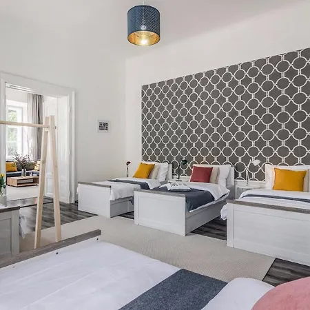 Little Britain Aparthotel Sauna&Daily Spa Hen&Stag Do Krakov